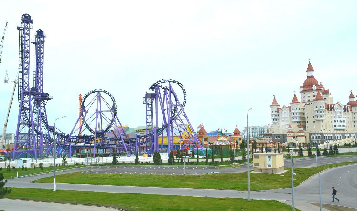 Sochi park. Парк аттракционов Адлер Олимпийский парк. Олимпийский парк Диснейленд Адлер. Олимпийский парк Адлер аттракционы. Парк в Сочи Диснейленд аттракционы.