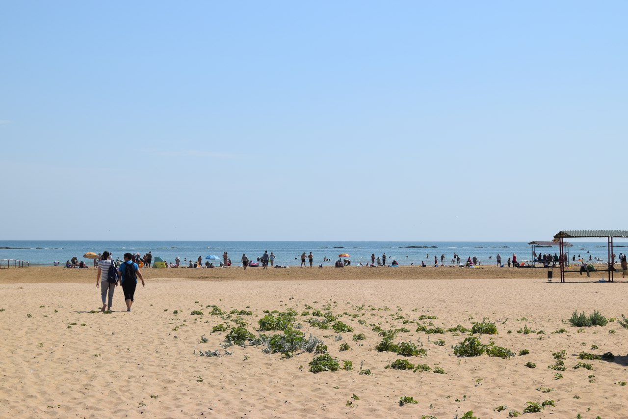 Море в избербаше. Каспийское море Дагестан Избербаш. Пляж Избербаш Дагестан. Берег Каспийского моря Избербаш. Каспийское море Избербаш городской пляж.